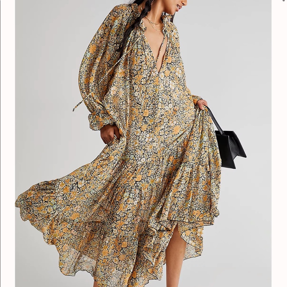 Feel groovy and have some fun in this flowy floral print maxi dress.